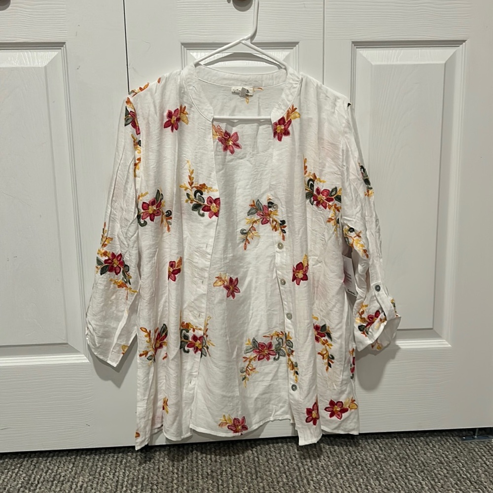 NWT Flower Detailed White Blouse